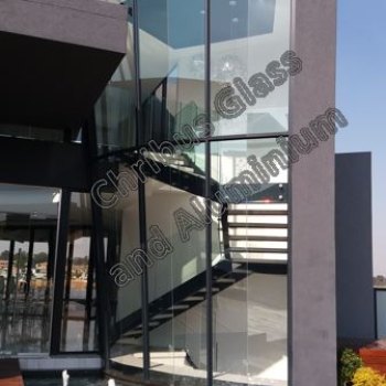 Aluminium and glass installation by Chribus