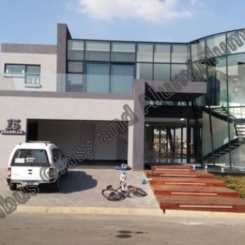 Aluminium and glass installation by Chribus